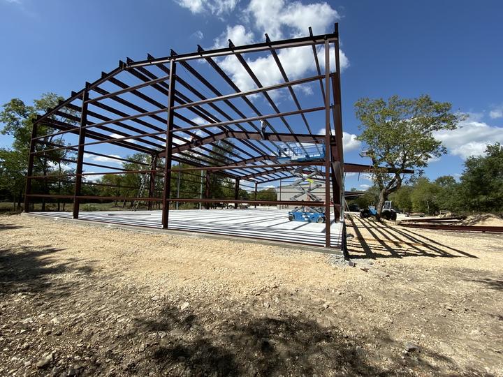 Red-iron frame standing, purlins going on