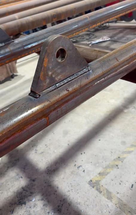 Lug plate welded onto a pipe frame