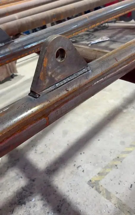 Lug plate welded onto a pipe frame